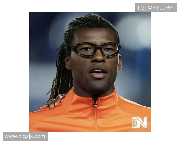 足球明星眼镜蛇的传奇故事与赛场风采揭秘